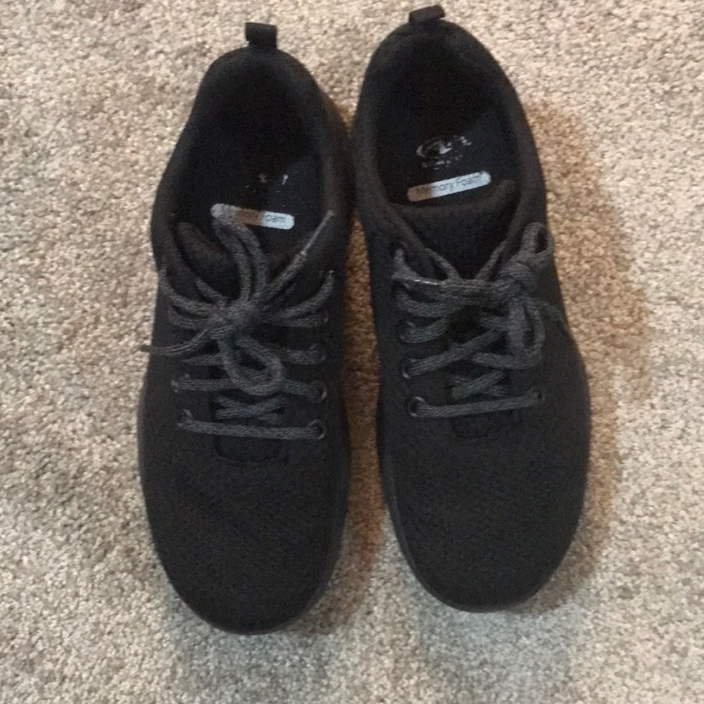 Tennis shoes